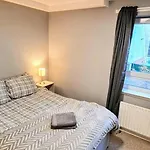 Modern Spacious 3 Bedroom City Centre Apartment - Free Parking - Private Balcony - Excellent Service