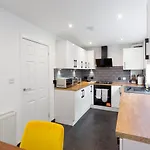 Stylish 3 Bed Edinburgh Abode-Parking And Garden