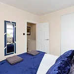 Stylish 3 Bed Edinburgh Abode-Parking And Garden