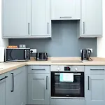 Bright 2 Bedroom Flat Next To Meadows Park