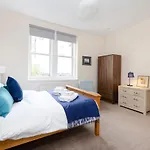 Altido Stylish 4-Bed Flat In Old Town