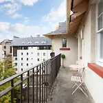 Altido Stylish 4-Bed Flat In Old Town