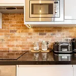 Central, Bright 2 Bed Flat - Pool & Sauna