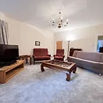 Spacious Flat Sleeps 8 Near Princes Street