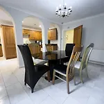 Spacious Flat Sleeps 8 Near Princes Street