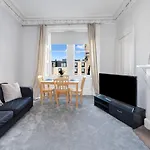 2 Bedroom City Centre Apartment - Royal Mile - Edinburgh Castle & Waverley Train Station - Sleeps 4