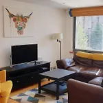 Altido Alluring 3Br Apt Near The Centre With Parking