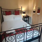 Next To The Palace And Royal Mile With Parking
