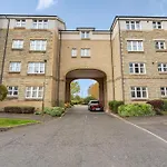 Modern 1Br Flat - Free Parking + Lift