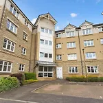 Modern 1Br Flat - Free Parking + Lift