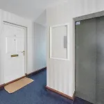 Modern 1Br Flat - Free Parking + Lift