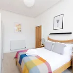 Joivy Bright And Modern Flat With Desk