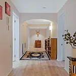Elegant & Unique Getaway - Spacious 3 Bedroom, 2 Bathroom City Centre Apartment - Free Allocated Parking.