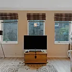 Elegant & Unique Getaway - Spacious 3 Bedroom, 2 Bathroom City Centre Apartment - Free Allocated Parking.