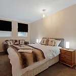 Elegant & Unique Getaway - Spacious 3 Bedroom, 2 Bathroom City Centre Apartment - Free Allocated Parking.