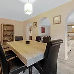 Elegant & Unique Getaway - Spacious 3 Bedroom, 2 Bathroom City Centre Apartment - Free Allocated Parking.