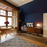 Joivy Contemporary Cottage With Free Parking