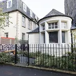 Joivy Contemporary Cottage With Free Parking