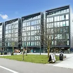 Altido Elegant Flat Near The Meadows With Parking