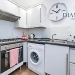 Spacious 1 Bed Ground Floor Apartment With Garden