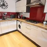 Spacious 2 Bed, 2 Bath Apartment -The Shore, Leith