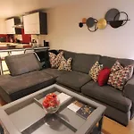 Spacious 2 Bed, 2 Bath Apartment -The Shore, Leith
