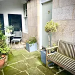 Chic Edinburgh 2B City Centre Flat & Patio , Close To Castle