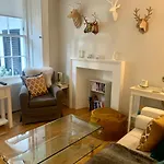 Chic Edinburgh 2B City Centre Flat & Patio , Close To Castle