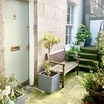 Chic Edinburgh 2B City Centre Flat & Patio , Close To Castle
