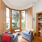 Joivy 3-Bed Meadows Flat Near Castle