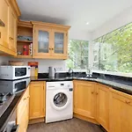 Joivy 3-Bed Meadows Flat Near Castle