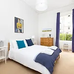 Joivy 3-Bed Meadows Flat Near Castle
