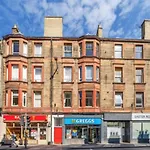 Spacious & Comfortable 3 Bedroom Apartment - Near City Centre - Free Parking Available - Sleeps Up To 5 Guests