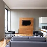 Joivy Chic 2Br Apt With City Views At The Heart Of Old Town
