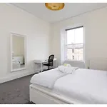 Joivy Spacious 3-Bed Flat With Castle Views