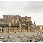 Joivy Spacious 3-Bed Flat With Castle Views
