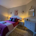 Lovely 3 Bed With Jacuzzi, Close To Airport, Driveway, Wifi