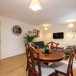 Elegant 2 Bedroom City Centre Apartment - Free Parking - Private Balcony