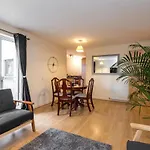 Elegant 2 Bedroom City Centre Apartment - Free Parking - Private Balcony