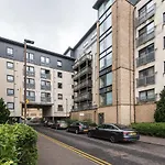 Elegant 2 Bedroom City Centre Apartment - Free Parking - Private Balcony