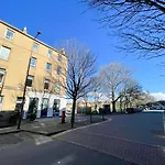 Beautiful 2Br, Private Entry In Vibrant Leith