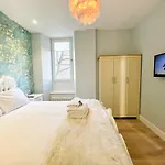 Beautiful 2Br, Private Entry In Vibrant Leith