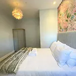 Beautiful 2Br, Private Entry In Vibrant Leith