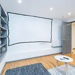 Luxury Five Bedroom Deluxe Duplex Apartment I City Centre Edinburgh I Fountainpark