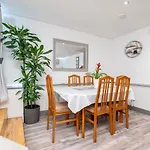 Luxury Five Bedroom Deluxe Duplex Apartment I City Centre Edinburgh I Fountainpark