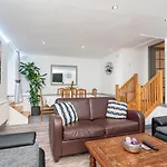 Luxury Five Bedroom Deluxe Duplex Apartment I City Centre Edinburgh I Fountainpark