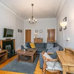 Newly Decorated Spacious 2Bed Flat In Chic Area