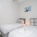 Newly Decorated Spacious 2Bed Flat In Chic Area