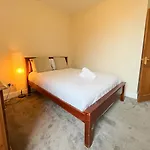 Convenient 2Br Flat Gorgie Edinburgh