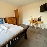 Convenient 2Br Flat Gorgie Edinburgh